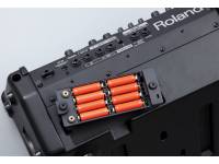 Roland CUBE STREET EX compartimento das pilhas